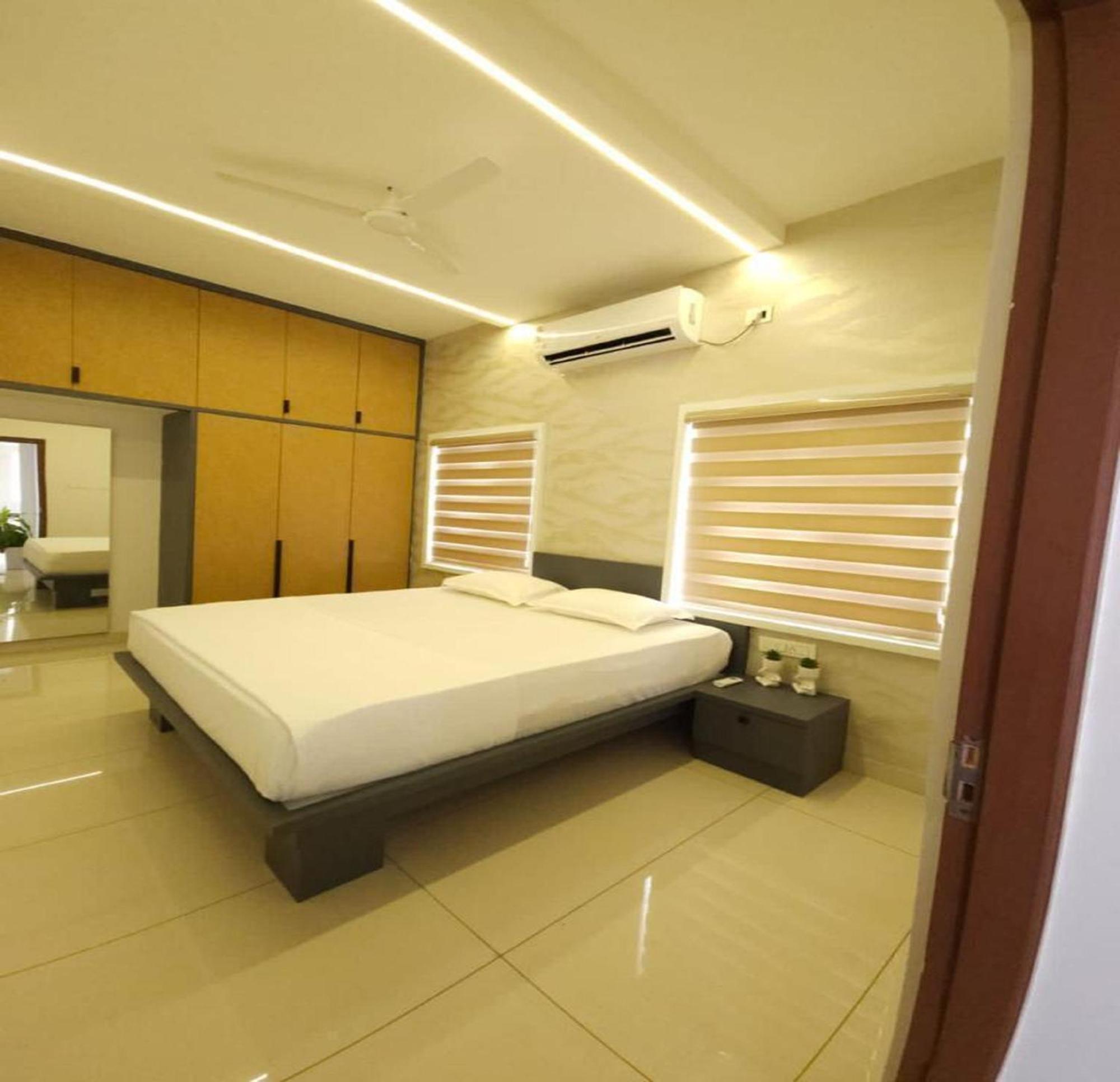 Thulasi Avenue Inn Поллачи Экстерьер фото