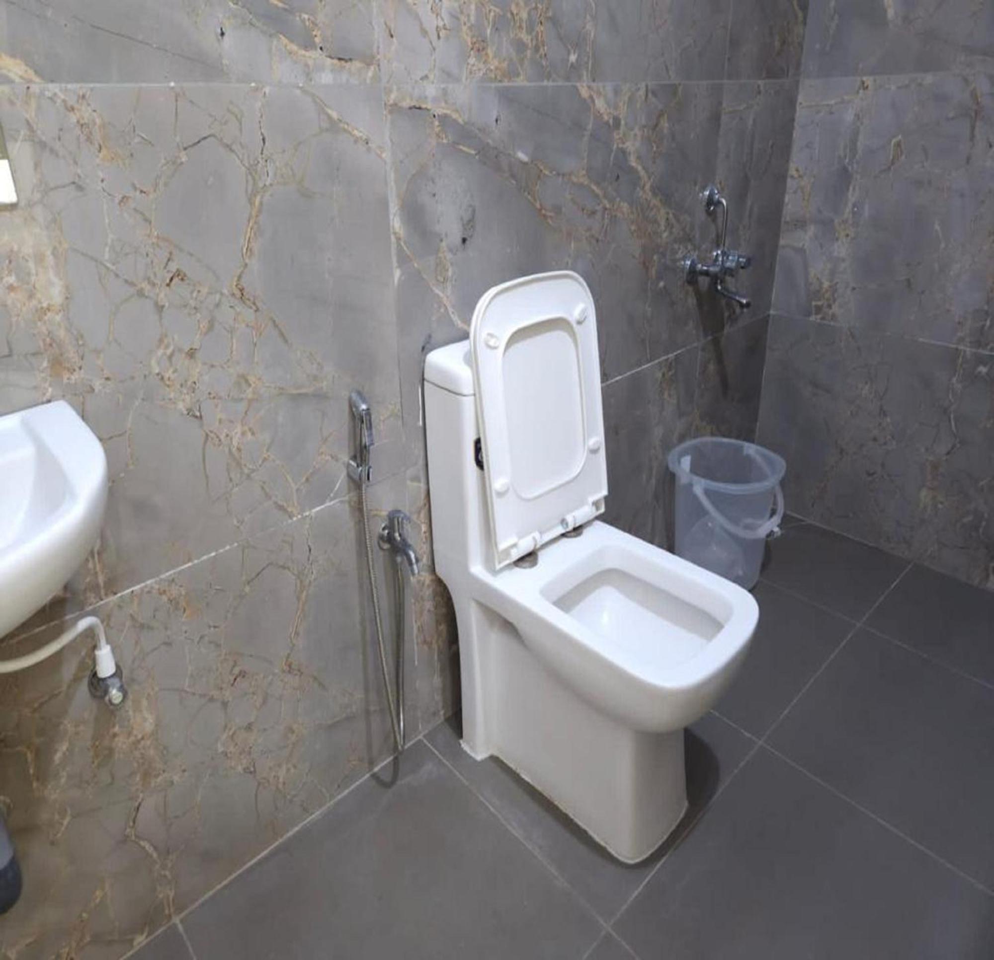 Thulasi Avenue Inn Поллачи Экстерьер фото