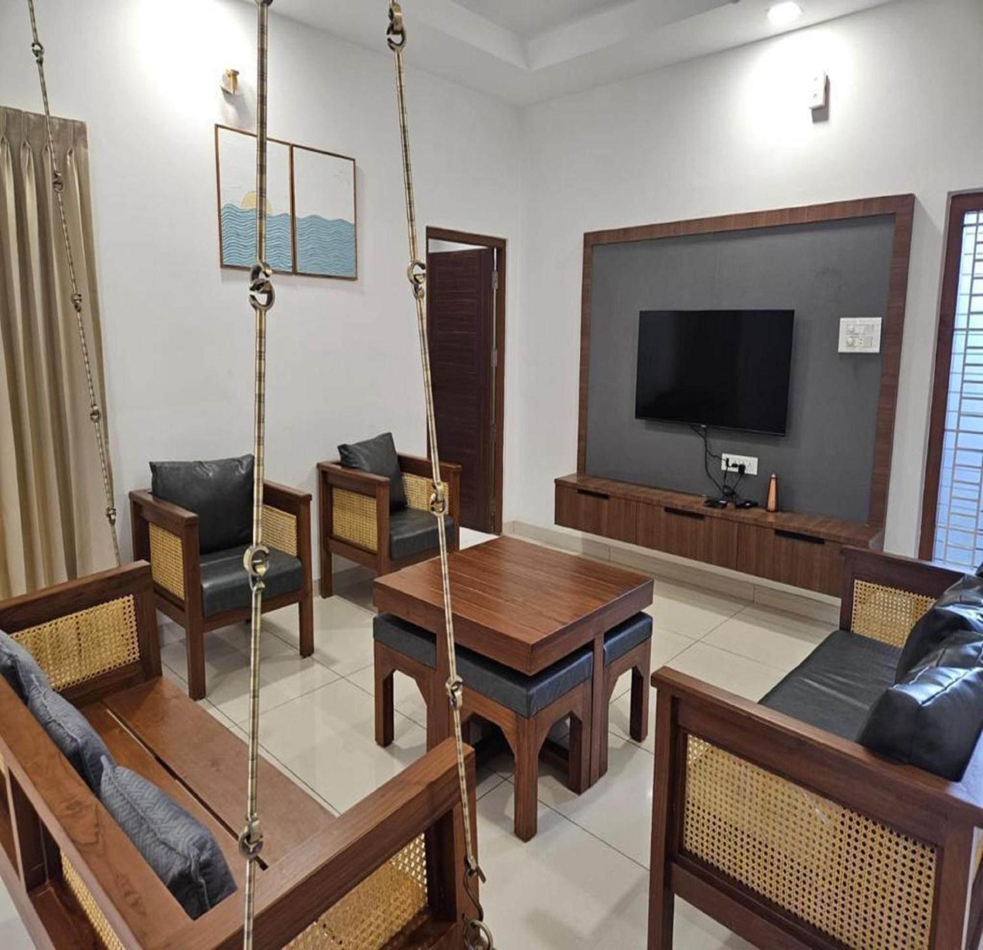 Thulasi Avenue Inn Поллачи Экстерьер фото