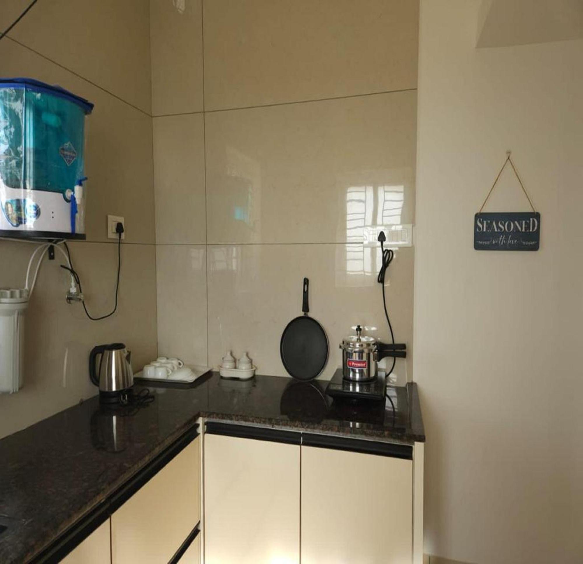 Thulasi Avenue Inn Поллачи Экстерьер фото